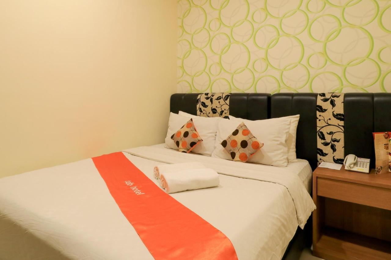 Tab Hotel Surabaya Exteriör bild